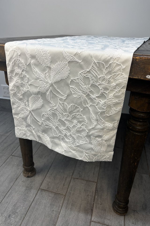 Specialty Eleanor table runner